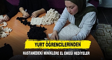 Yurt Öğrencilerinden Hastanedeki Miniklere El Emeği Hediyeler