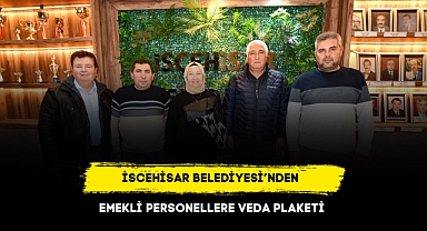 İscehisar Belediyesi’nden Emekli Personellere Veda Plaketi