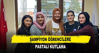 Şampiyon Öğrencilere Pastalı Kutlama