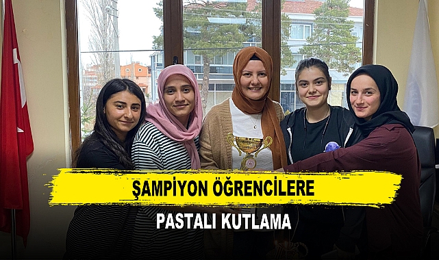 Şampiyon Öğrencilere  Pastalı Kutlama