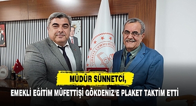 Müdür Sünnetci, Emekli Eğitim Müfettişi Gökdeniz’e Plaket Taktim Etti