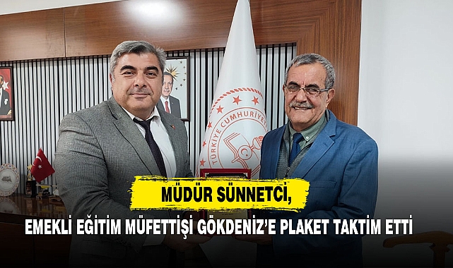Müdür Sünnetci, Emekli Eğitim Müfettişi Gökdeniz’e Plaket Taktim Etti