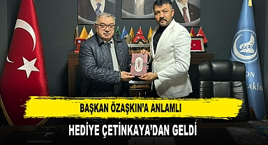 BAŞKAN ÖZAŞKIN’A ANLAMLI HEDİYE ÇETİNKAYA’DAN GELDİ
