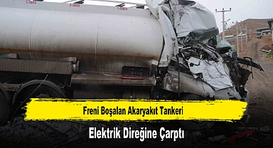 Freni Boşalan Akaryakıt Tankeri Elektrik Direğine Çarptı