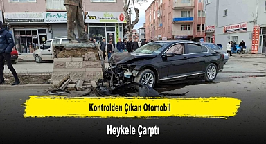 Kontrolden Çıkan Otomobil Heykele Çarptı