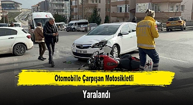 Otomobille Çarpışan Motosikletli Yaralandı