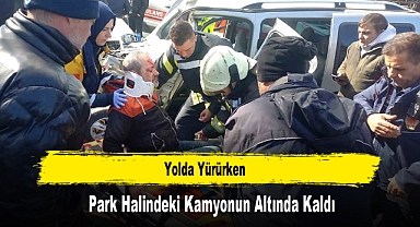 Yolda Yürürken Park Halindeki Kamyonun Altında Kaldı