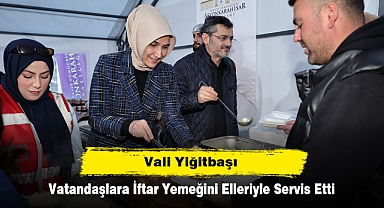 VALİ YİĞİTBAŞI VATANDAŞLARA İFTAR YEMEĞİNİ ELLERİYLE SERVİS ETTİ