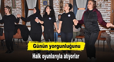 Günün yorgunluğunu halk oyunlarıyla atıyorlar