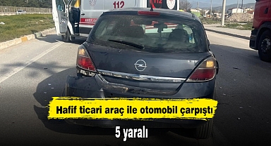 Hafif ticari araç ile otomobil çarpıştı: 5 yaralı