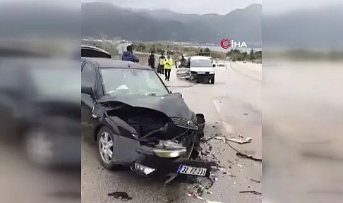 İki araç kafa kafaya çarpıştı: 3’ü ağır 8 yaralı