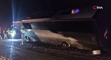 Karnavaldan dönen vatandaşları taşıyan otobüs yan yattı: 23 yaralı