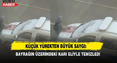 Küçük Yürekten Büyük Saygı: Bayrağın Üzerindeki Karı Eliyle Temizledi