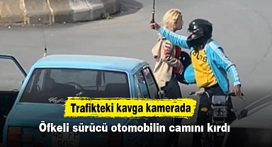 Trafikteki kavga kamerada: Öfkeli sürücü otomobilin camını kırdı