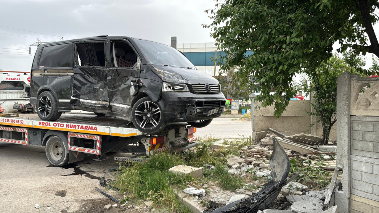 Afyon’da Minibüs İle Kamyonet Çarpıştı, 9 Kişi Yaralandı
