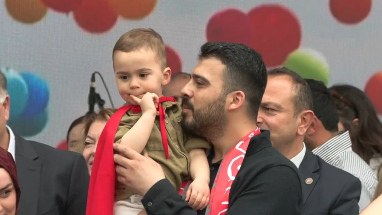 Binlerce kişi Ali Asaf için balon uçurdu