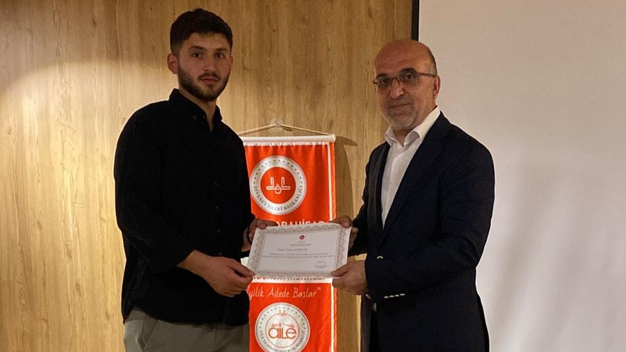 3. Dönem "Baba Okulu" Seminerine Katılanlara Belge Takdimi Yapıldı