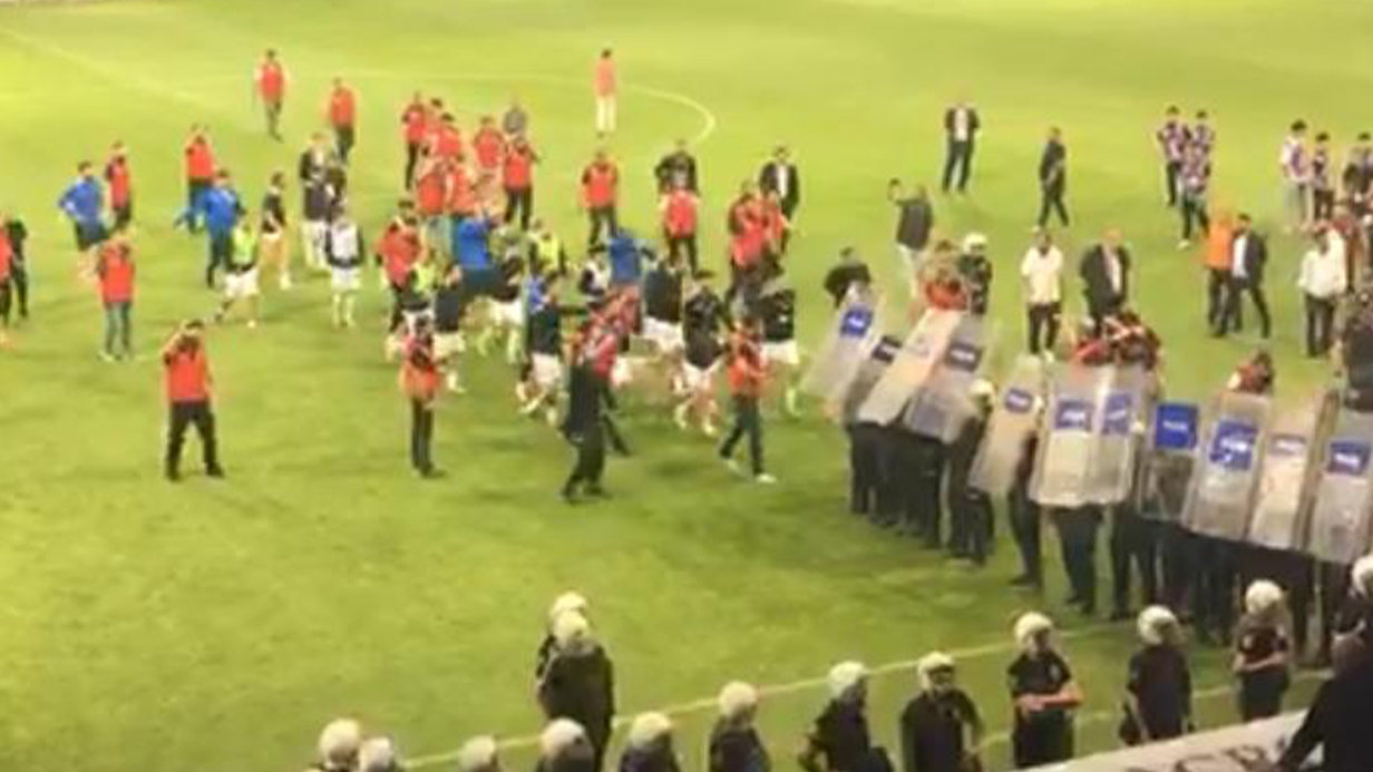 Elazığspor-Vanspor Karşılaşmasında Skandal Maç Yarıda Kaldı