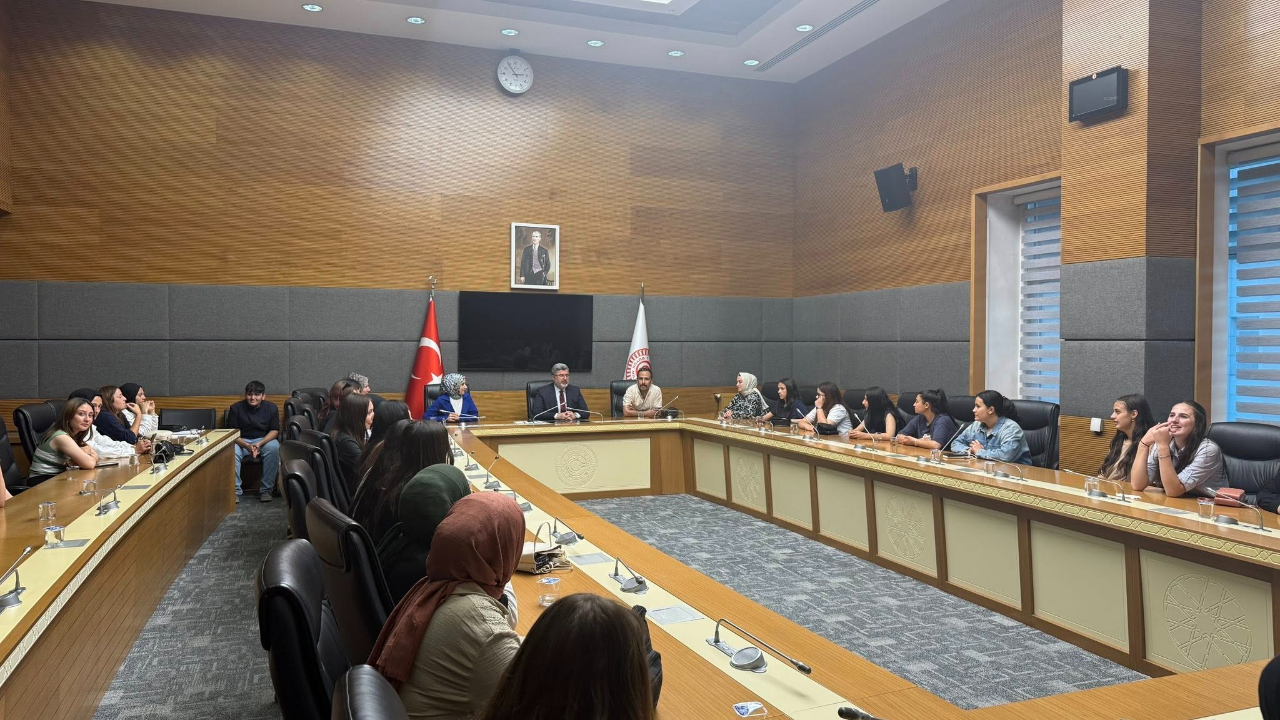 Milletvekili Özkaya, Çobanlarlı Gençleri TBMM’de Ağırladı