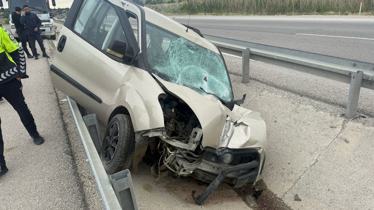 Afyon’da Hafif Ticari Araç Refüje Girdi: 3 Yaralı