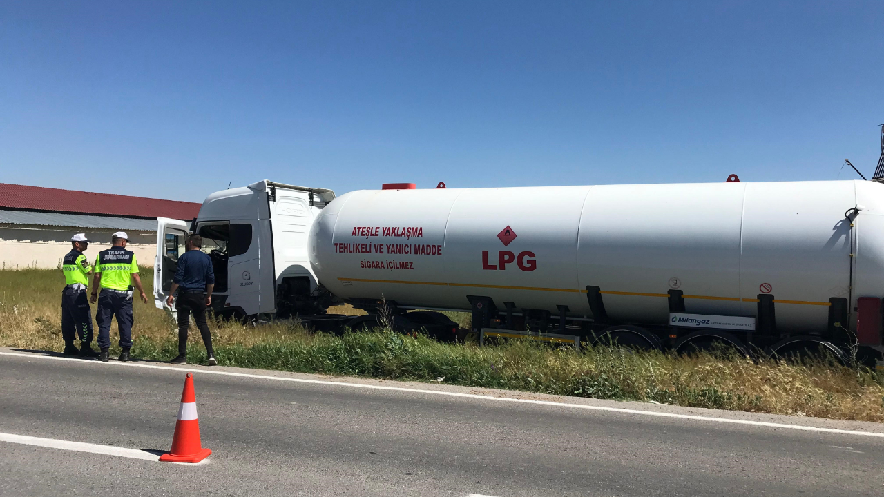 Afyon’da Faciadan Dönüldü LPG Yüklü Tanker Devirdi