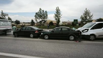 Afyon’da Zincirleme Trafik Kazası Dört Araç Birbirine Girdi