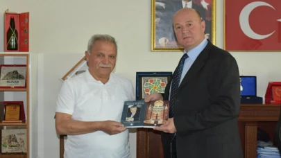 Eğitimci-Yazar Şahintepe’den Anlamlı Kitap Bağışı