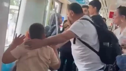Marmaray’da Çocuklarının Yanında Babaya Yumruk
