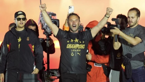 Galatasaray’da Okan Buruk’a Yeni Zam Yolda!