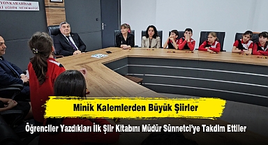 Minik Kalemlerden Büyük Şiirler! Öğrenciler Yazdıkları İlk Şiir Kitabını Müdür Sünnetci’ye Takdim Ettiler