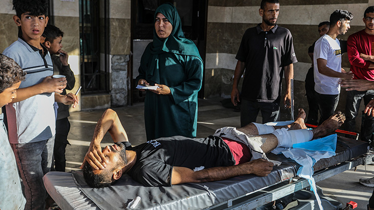 İsrail, Gazze'de insani yardım almaya çalışan Filistinlilere saldırdı