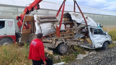 Afyonkarahisar'da  Trenin Çarptığı Minibüsün Sürücüsü Yaralandı