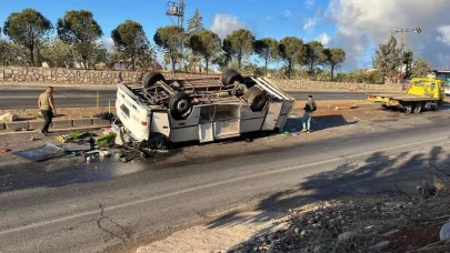 Tarım İşçilerini Taşıyan Servis Midibüsü Ters Döndü