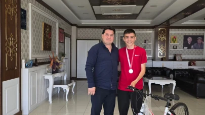 Genç Sporcu Yağız Gezgin’den Başkan Aynacı’ya Ziyaret