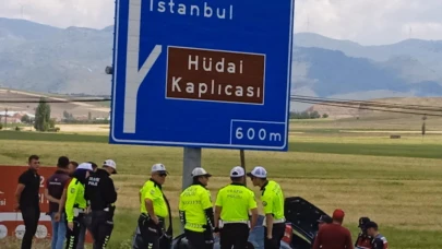 Yön tabelasına çarpan sürücü yaralandı