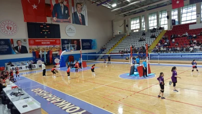 Afyon’da Mini Kızlar Voleybol Turnuvası Devam Ediyor