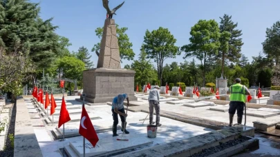 Afyonkarahisar Belediyesi’nden Mezarlıklarda Bayram Temizliği