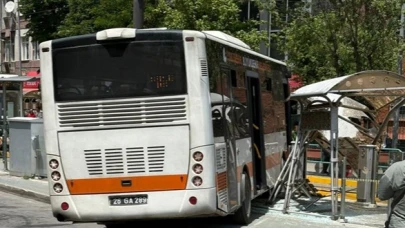 Eskişehir’de Sürücüsü Fenalaşan Otobüs Durağa Daldı