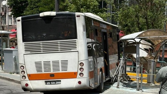 Eskişehir’de Sürücüsü Fenalaşan Otobüs Durağa Daldı
