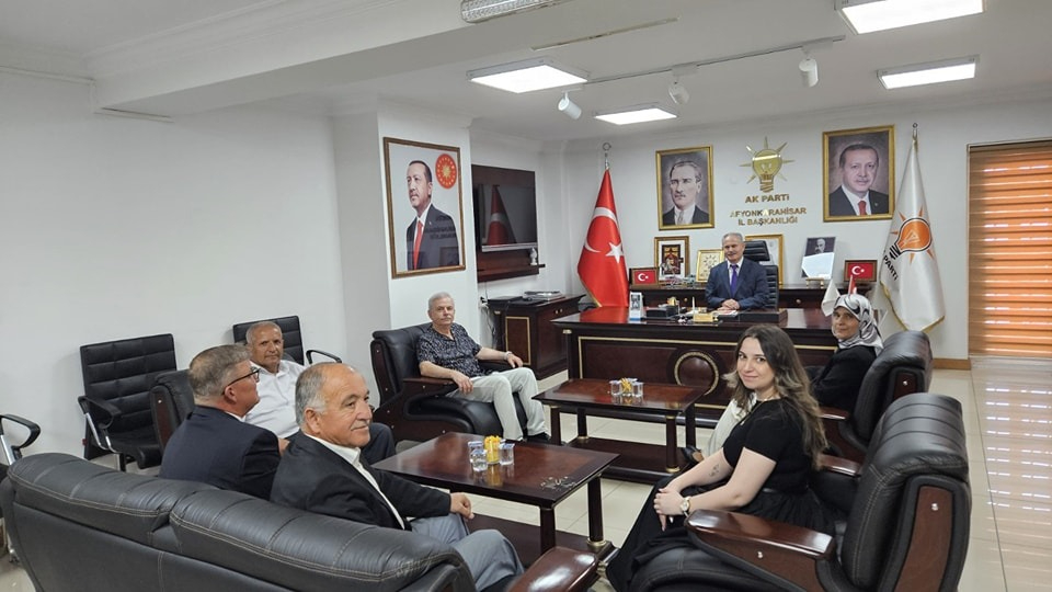 AK Parti bayramda, siyasi partilerin temsilcilerini ağırladı