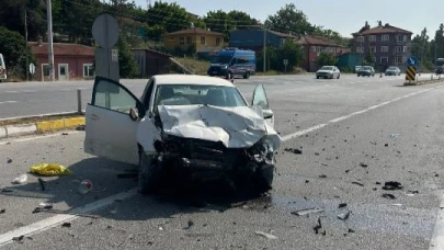 Çay İlçesinde 2 Otomobil Çarpıştı!