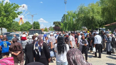 Afyon’da Fide Dağıtım Töreninde İzdiham: Başkan Köksal Güvenli Alana Alındı