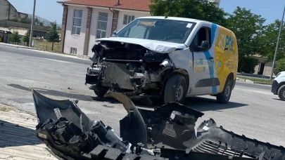 Ticari Aracın Kamyonet İle Çarpıştığı Kaza Güvenlik Kamerasında