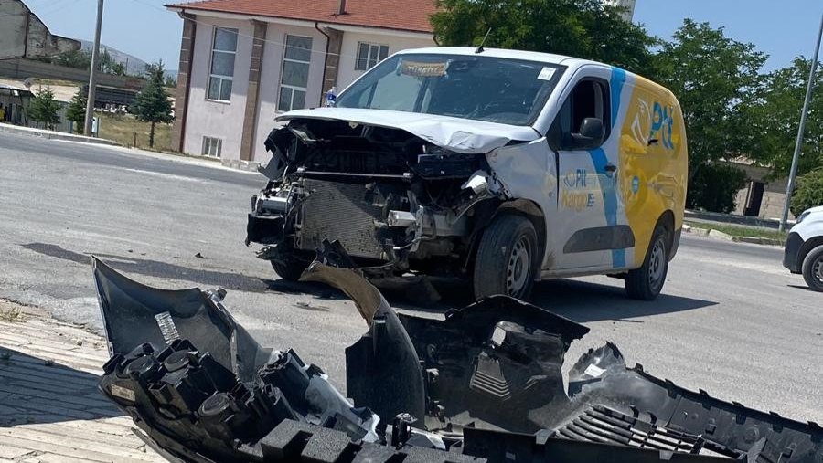 Ticari Aracın Kamyonet İle Çarpıştığı Kaza Güvenlik Kamerasında