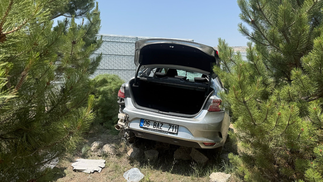 Afyonkarahisar’da Otomobil Takla Attı Araç Ormana Uçtu
