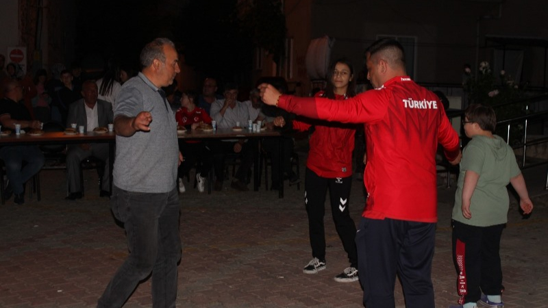 Minderin Sultanları Memleketlerinde Coşkuyla Karşılandı