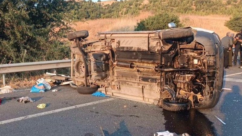 Hafif Ticari Araç Devrildi: 1 Ölü, 4 Yaralı