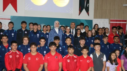 Afyonkarahisar'da Eğitimin Zirvesi Ödüllendirildi: "Zirvedekiler" Törene Sığmadı!