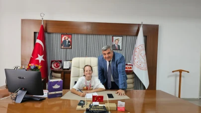 Şampiyon Öğrenci Defne Sevincini Müdür Sünnetci ile Paylaştı