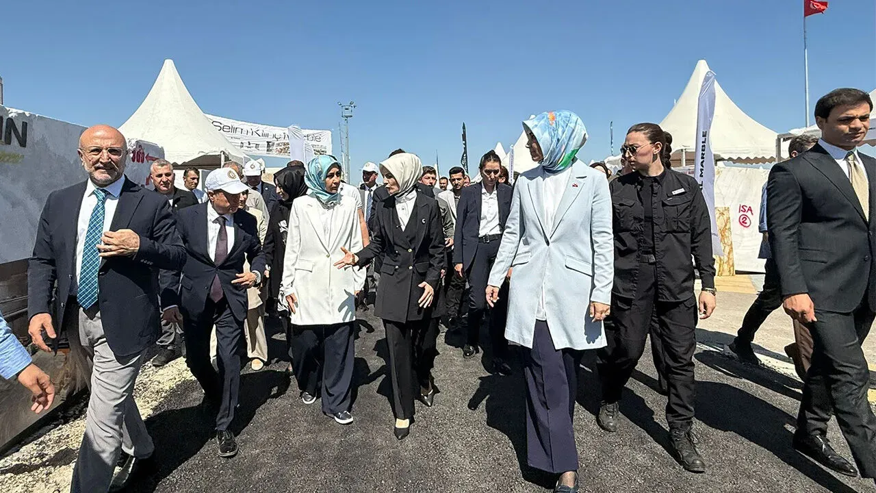 Bakan Göktaş, Afyon’da Blok Mermer Fuarı’nı Ziyaret Etti